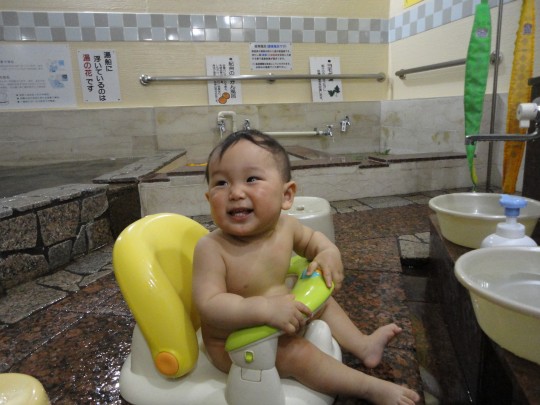 大浴場には赤ちゃん用のベビーチェアもあります