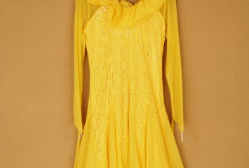 着せオケ宴会　黄色ドレス